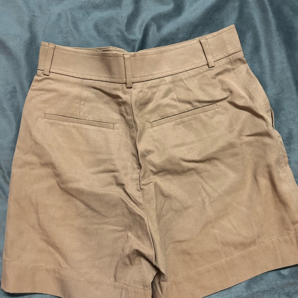 Everlane Classic Pleated Khaki High-Rise Shorts - Picture 2 of 7